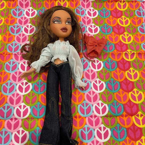 Bratz Yasmin Doll Express it! with extra top - Picture 1 of 3